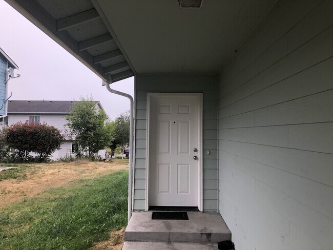 1382 NW Elwha St-Unit -#2 in Oak Harbor, WA - Foto de edificio - Building Photo