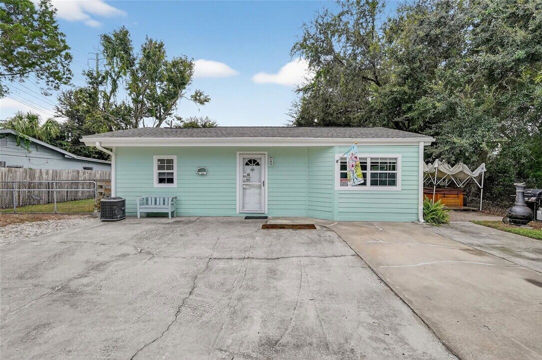 7932 Plathe Rd in New Port Richey, FL - Building Photo