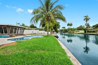 121 Almar Dr in Wilton Manors, FL - Foto de edificio - Building Photo