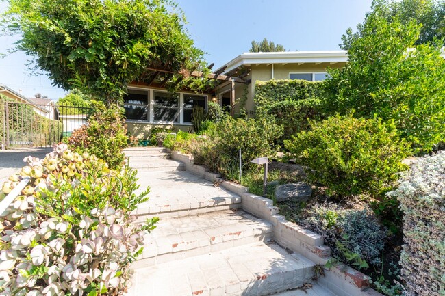 13041 Valleyheart Dr in Los Angeles, CA - Building Photo - Building Photo