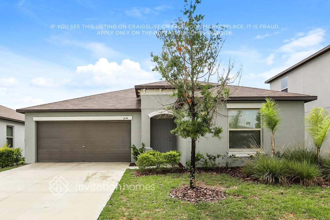 1434 Flower Dust Dr in Ruskin, FL - Building Photo