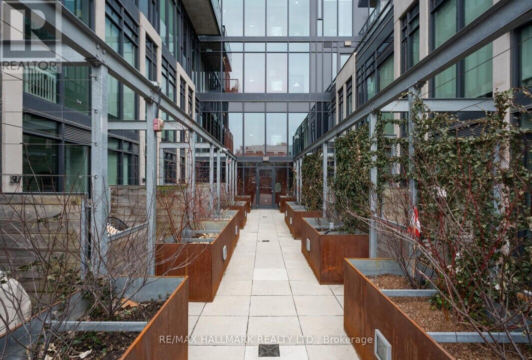 8-318 Dovercourt Rd in Toronto, ON - Building Photo
