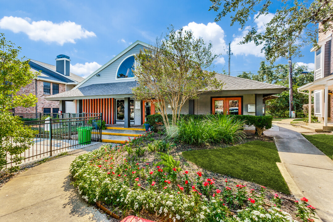 Balcones Club Apartments in Austin, TX - Building Photo