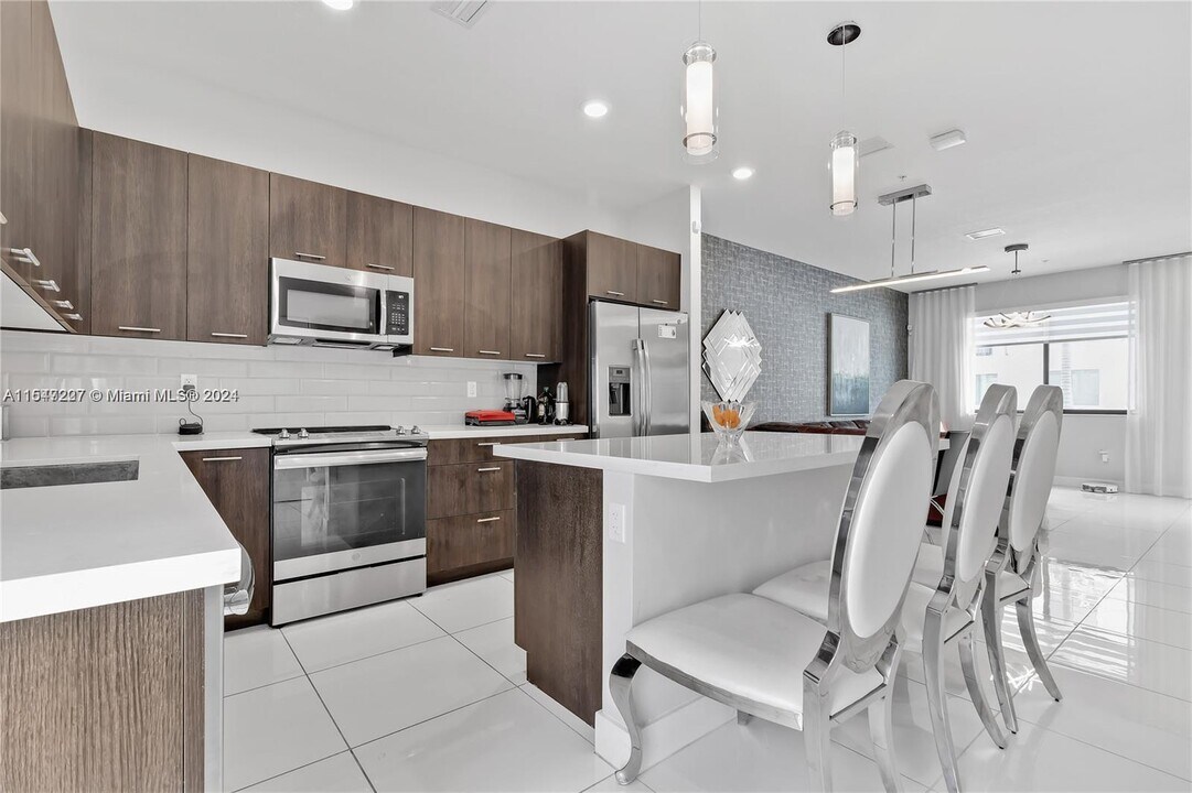 4745 NW 84th Ct in Doral, FL - Building Photo