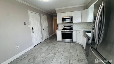 966 Bergen Ave in North Brunswick, NJ - Building Photo - Building Photo