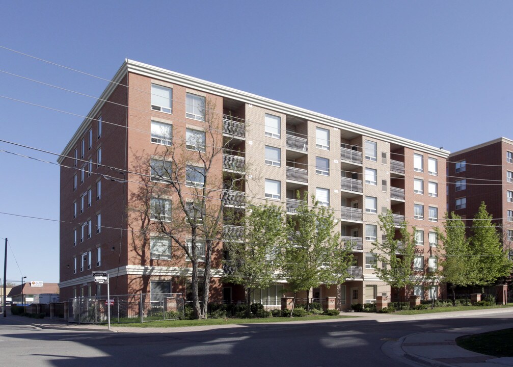 32 Tannery St in Mississauga, ON - Building Photo