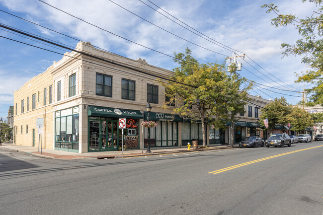 Bayshore Commons in Bay Shore, NY - Building Photo - Building Photo