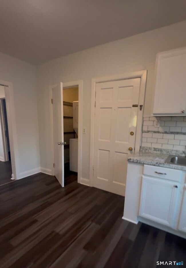 183 Ely Ave in Norwalk, CT - Foto de edificio - Building Photo