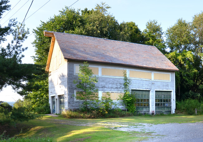 1668 County Route 64 in Shushan, NY - Foto de edificio - Building Photo