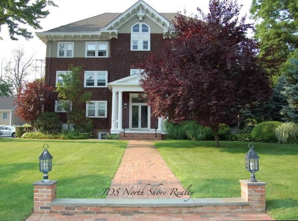 18 Grove St in Glen Head, NY - Building Photo