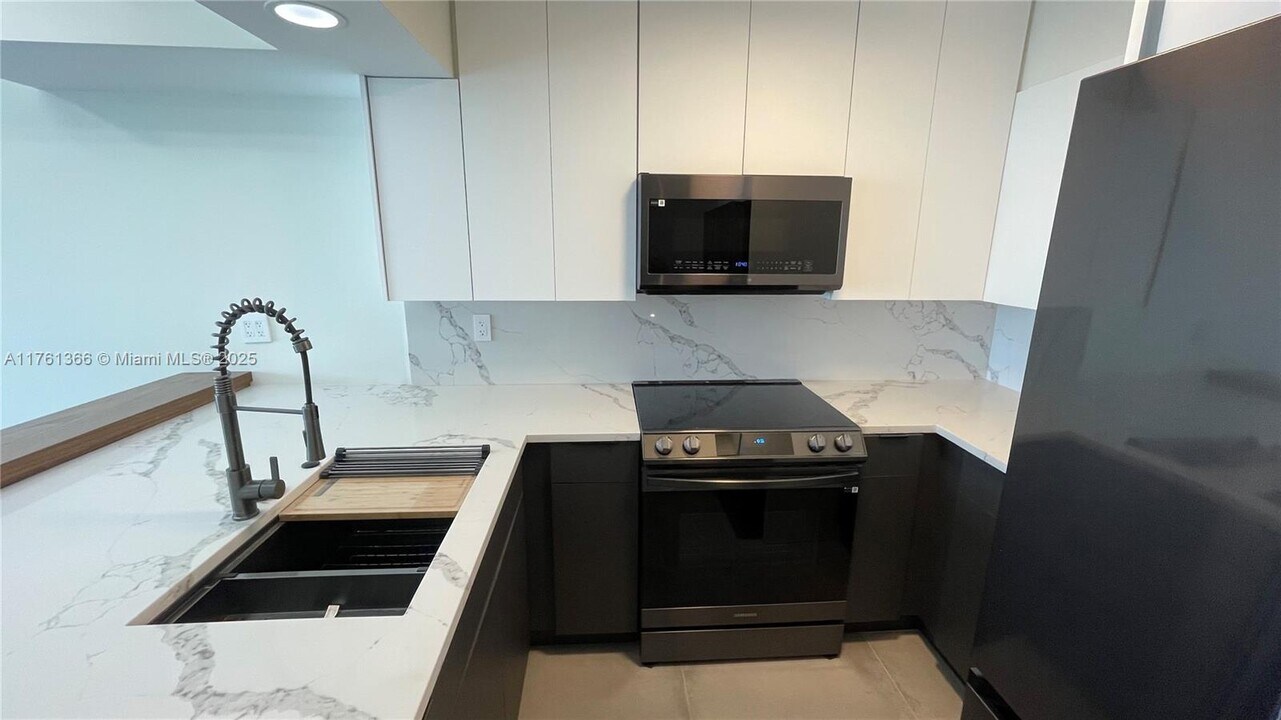 7899 NE Bayshore Ct, Unit 2E in Miami, FL - Building Photo