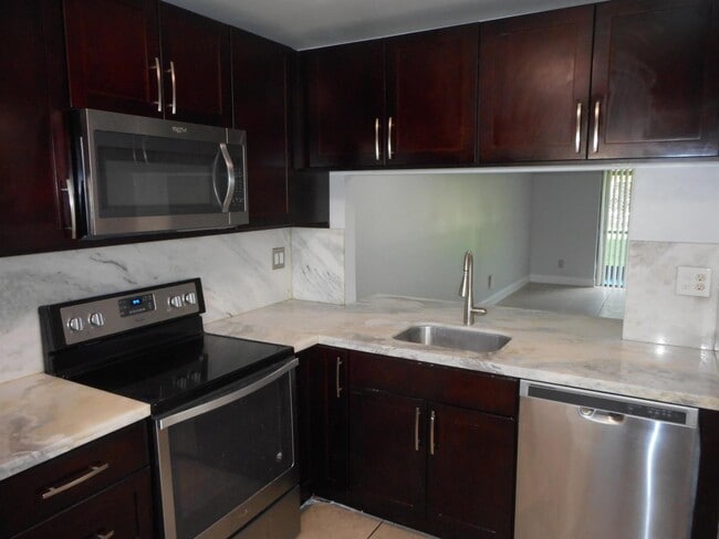 10346 NW 11th St, Unit 104 in Pembroke Pines, FL - Building Photo - Building Photo