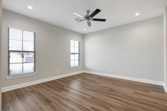 139 Iberia St, Unit Unit H in Youngsville, LA - Building Photo - Building Photo