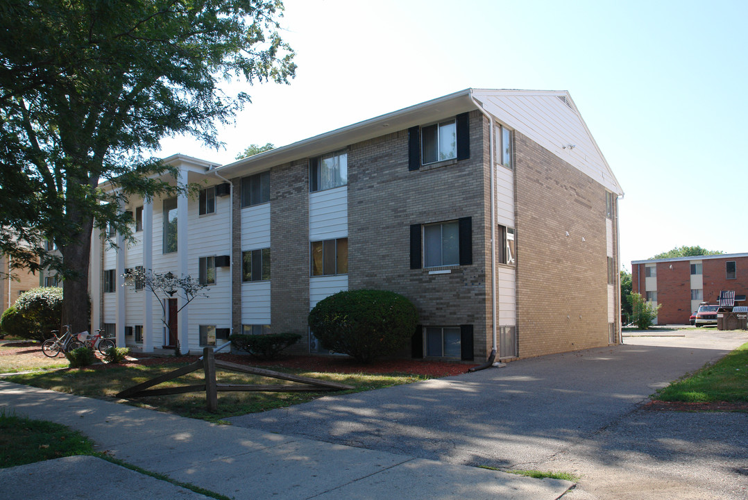 Hillsdale Apartments in Lansing, MI - Building Photo