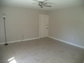 8093 Country Rd in Ft. Myers, FL - Foto de edificio - Building Photo