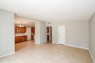 6703 Cherbourg Ave N in Jacksonville, FL - Foto de edificio - Building Photo