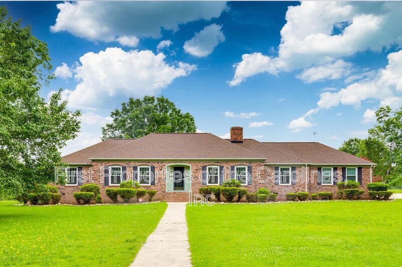 1003 Chesterfield Ave in Lancaster, SC - Building Photo