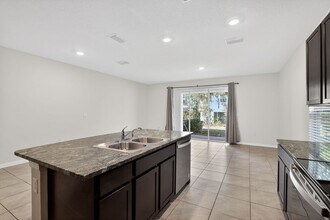 13808 NW 9th Rd in Newberry, FL - Foto de edificio - Building Photo