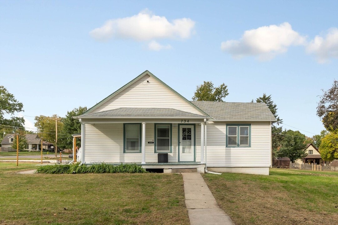 734 S Madison St in Papillion, NE - Building Photo