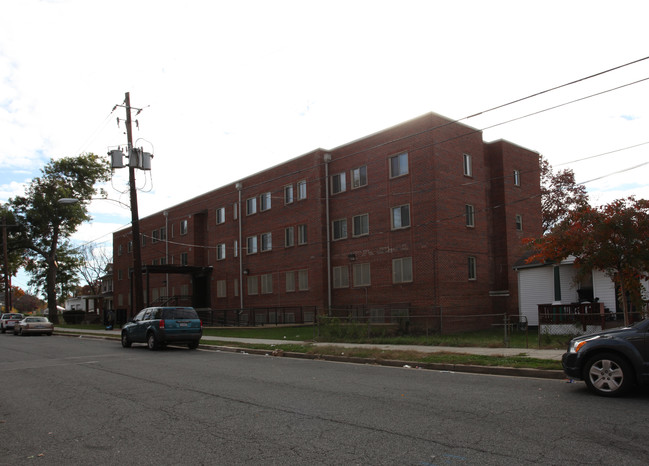 Hayes Street Apartments in Washington, DC - Foto de edificio - Building Photo