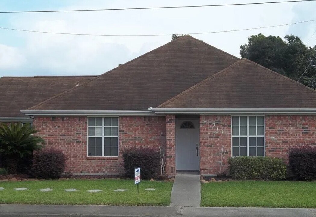 311 Nederland Ave in Nederland, TX - Building Photo