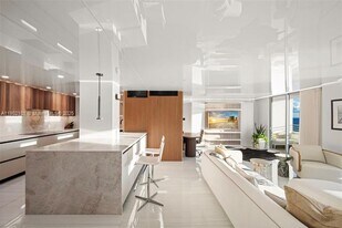 5555 Collins Ave in Miami Beach, FL - Building Photo