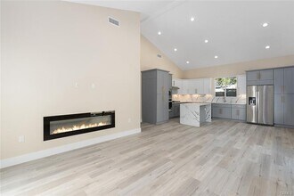 23113 Leonora Dr in Los Angeles, CA - Building Photo - Building Photo