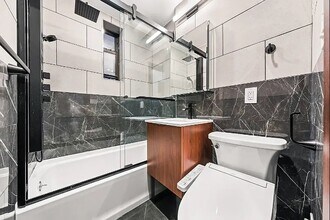 453 W 48th St in New York, NY - Foto de edificio - Building Photo