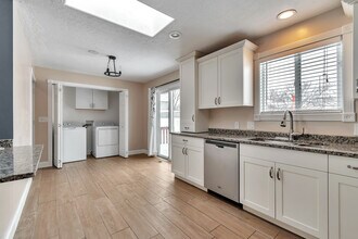4968 S Cowdell St in Taylorsville, UT - Foto de edificio - Building Photo