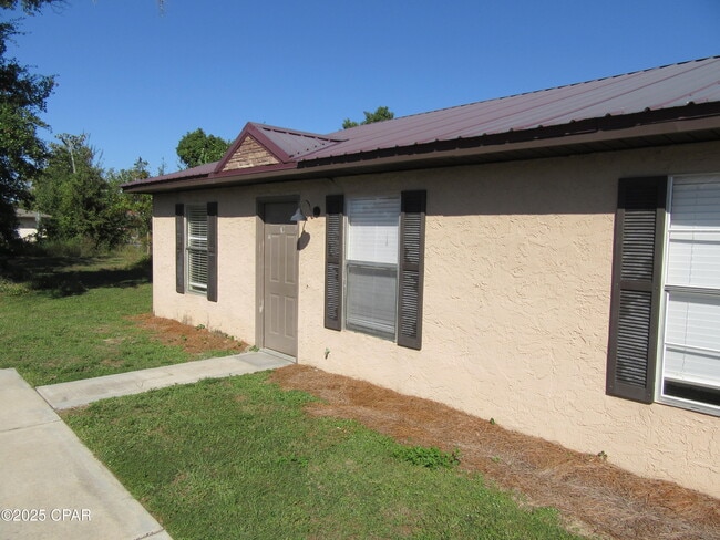 1410 New York Ave in Lynn Haven, FL - Foto de edificio - Building Photo