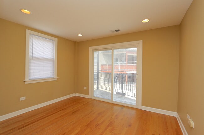 2433 N Kedzie Blvd-Unit -2R in Chicago, IL - Building Photo - Building Photo