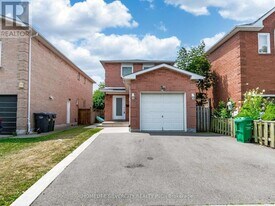 30 Castlehill Rd in Brampton, ON - Building Photo