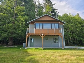 10593 Halloran Rd in Bow, WA - Building Photo - Building Photo