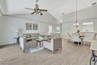5859 Westbourgh Ct, Unit 2 in Naples, FL - Foto de edificio - Building Photo