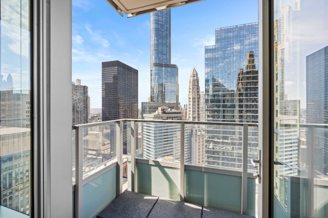 204 N Michigan Ave in Chicago, IL - Building Photo - Building Photo