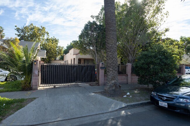 14728 W Friar St in Van Nuys, CA - Building Photo - Building Photo