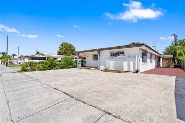 361 E 39th St in Hialeah, FL - Building Photo - Building Photo