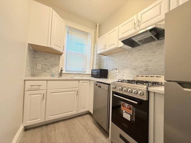 1568 Commonwealth Ave in Boston, MA - Building Photo - Building Photo