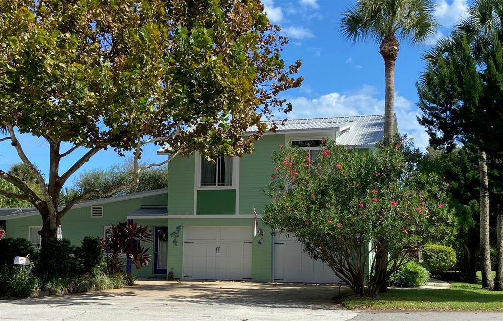 411 S Pine St in New Smyrna Beach, FL - Building Photo