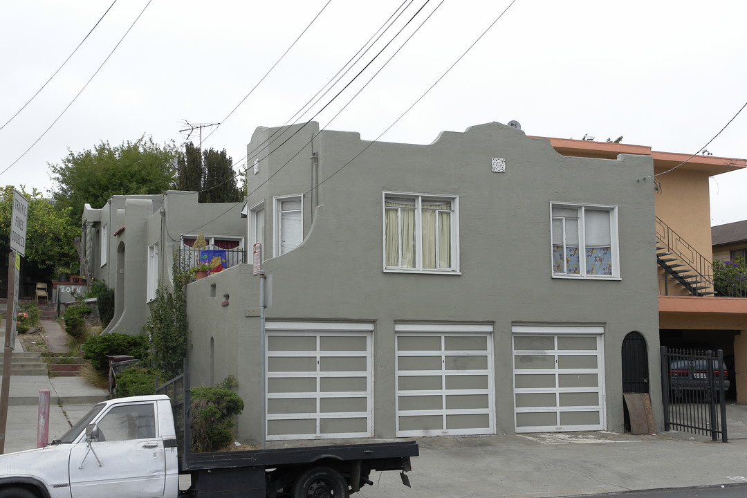 2011 High St in Oakland, CA - Building Photo