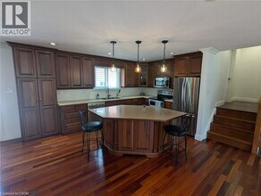 255 Celtic Dr in Hamilton, ON - Building Photo - Building Photo