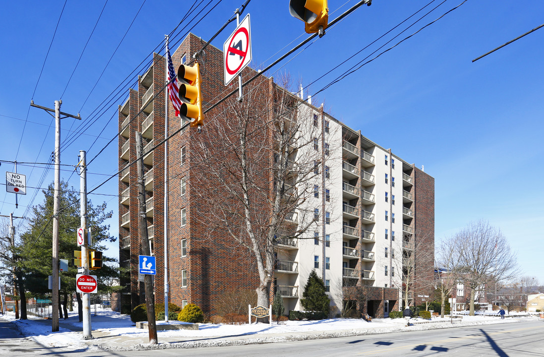 Swissvale Towers in Pittsburgh, PA - Foto de edificio