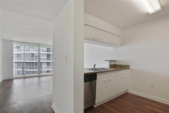 1756 N Bayshore Dr, Unit 36N in Miami, FL - Building Photo - Building Photo