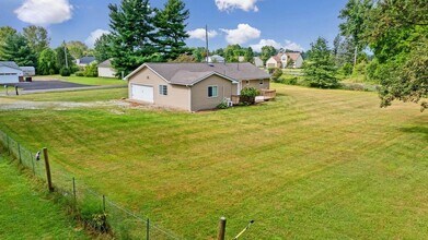 5796 Beecher Rd in Granville, OH - Foto de edificio - Building Photo