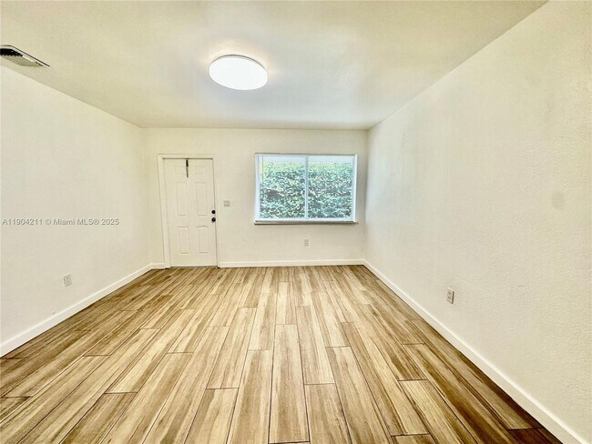 60 NW 42nd St in Miami, FL - Building Photo - Building Photo