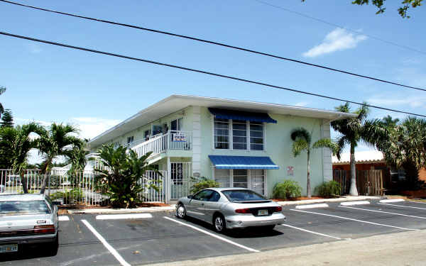 2721 NE 1st St in Pompano Beach, FL - Building Photo