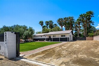 5631 Gilbert Ln in Las Vegas, NV - Building Photo - Building Photo