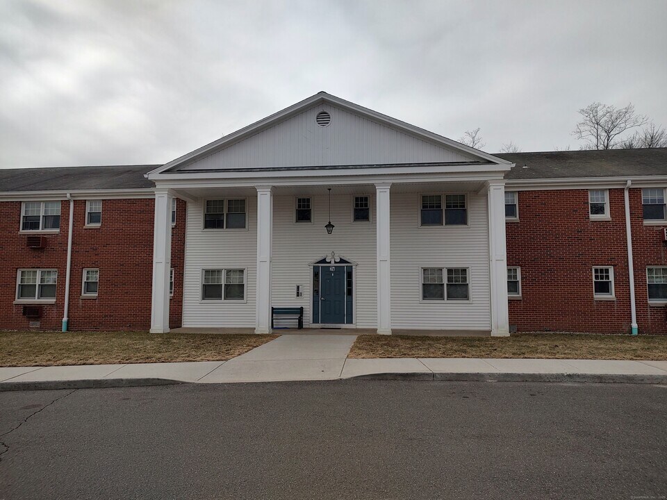74 W 4th St in Derby, CT - Building Photo