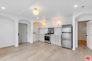 3206 Larissa Dr in Los Angeles, CA - Building Photo