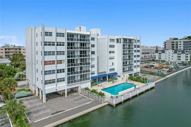 9381 E Bay Harbor Dr in Bay Harbor Islands, FL - Foto de edificio - Building Photo